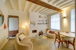 Gezellige starterswoning met stadskoertje in hartje Lier

Deze jonge en frisse starterswoning in de Lindenstraat combineert ruimte, licht en een centrale ligging vlak bij het centrum en de vesten van Lier. Een extra troef is het aangename stadskoertje, ideaal om in alle rust van het buitenleven te genieten.

Via de inkomhal kom je op het gelijkvloers in de open leefruimte met keuken van ca. 33 m². Dankzij de brede raampartijen en de open indeling geniet je hier van veel natuurlijke lichtinval en een ruim gevoel. De ruimte is perfect in te richten met een gezellige zithoek en eetplaats.

Op de eerste verdieping bevindt zich een zeer ruime slaapkamer van 21,4 m² met ingebouwde kastruimte, samen met een grote badkamer van 10,5 m². De badkamer is uitgerust met een inloopdouche en dubbele wastafel en biedt alle comfort.

De tweede verdieping beschikt over een tweede volwaardige slaapkamer van 22,2 m². Door de open indeling is deze ruimte ook ideaal als bureau, hobbyruimte of polyvalente kamer.

Een ideale woning voor starters of koppels die comfortabel willen wonen in een rustige straat, op wandelafstand van het centrum en de vesten van Lier.

Gezellige en instapklare starterswoning
Open leefruimte met keuken (33 m²)
Twee zeer ruime slaapkamers
Grote badkamer met inloopdouche en dubbele wastafel
Rustige ligging nabij centrum en vesten van Lier