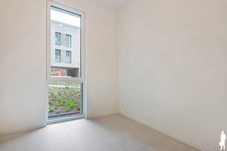<p>BEZOEK AANVRAGEN EN KANDIDAAT STELLEN VIA DE WEBSITE WWW.DEBOERENPARTNERS.BE</p>
<p>Indien u een bezoek wenst aan te vragen aan dit eigendom, dan kan dit enkel via het aanvraagformulier op onze website. U zoekt het betreffende eigendom onder ons “aanbod te huur”, en klikt daarna bovenaan op “bezoek inplannen”.</p>
<p>Daarna doorloopt u alle stappen en vult u de gevraagde gegevens in. Wij behandelen uw aanvraag binnen de 2 werkdagen en contacteren u daarna. Omwille van het grote aantal aanvragen, worden verzoeken via Immoweb, Immoscoop of Spotto niet behandeld.</p>
<p>Enkel volledig ingevulde kandidaturen op onze website komen in aanmerking. Indien u moeilijkheden ondervindt met het invullen van de kandidaatstelling, aarzel dan niet om ons te contacteren voor hulp en ondersteuning.<br />-<br /><strong>Gelijkvloers nieuwbouwappartement (<span>ca. 90m²) </span>met 2 slaapkamers, ruim terras en autostaanplaats</strong></p>
In een recent opgeleverd en energiezuinig nieuwbouwproject bevindt zich dit instapklare appartement met 2 slaapkamers, zonnig terras met zicht op groen, autostaanplaats én kelderberging. Dankzij de uitstekende ligging aan de grens van Mortsel, Edegem en Antwerpen combineert het appartement rust in de nabijheid van een groene omgeving (fort) met een vlotte bereikbaarheid.<strong><br /><br /></strong><span><b>Algemeen:<br /></b>- ZEER energiezuinig gebouw </span><br /><span>- Autostaanplaats en privatieve kelderberging op -1</span><br /><span>- Gemeenschappelijke fietsenstallingen</span><br />- Vloerverwarming doorheen het volledige appartement<br /><span>- Gemeenschappelijke kosten: 140 EUR/maand (onderhoud gemeenschappelijke delen, lift,... )<br />- Beschikbaarheid: 1/11/2026<br /></span><br /><strong>Indeling: </strong><br /><span>- Inkomhal met gastentoilet en handenwasser<br /></span>- Twee volwaardige slaapkamers (<span>ca. 8 en 10 m²)<br />- Badkamer met ruime inloopdouche en dubbele wastafel</span><span><br />- Lichtrijke leefruimte met grote raampartijen die uitgeven op een zonnig terras (ca. 24 m²)</span><br /><span>- Volledig uitgeruste open keuken</span><br /><span>- Naast de keuken bevindt zich een bergplaats voorzien van aansluitingen voor WM/DK</span>