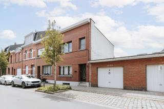 <p>Op zoek naar een woning die je volledig naar eigen smaak kan omvormen? Deze karaktervolle woning in de Uitspanningstraat 8 te Wilrijk biedt tal van mogelijkheden voor wie potentieel weet te zien! Gelegen in een rustige éénrichtingsstraat, geniet je hier van een aangename en kindvriendelijke omgeving. In de directe nabijheid vindt je een speelpleintje en het Park van Eden, ideaal voor gezinnen of wie houdt van groen en rust, terwijl alle voorzieningen vlot bereikbaar blijven.</p><p><br /></p><p>Bij het betreden van de woning kom je binnen in een ruime inkomhal met een mooie authentieke trap die onmiddellijk de charme van het pand weergeeft. Verder beschikt de woning over een lichtrijke leefruimte met aansluitende keuken. Ook de badkamer bevindt zich op het gelijkvloers. Achteraan is er nog een gezellige koer/tuin.</p><p><br /></p><p>Op de bovenverdieping bevinden zich drie kamers: twee volwaardige slaapkamers en een derde kamer die perfect kan ingericht worden als bureau, dressing of berging.</p><p><br /></p><p>Kortom, een ideale opportuniteit voor wie op zoek is naar een renovatieproject met karakter, gelegen in één van de leukste straten van Wilrijk!</p><p><br /></p><p><strong>Extra troeven:</strong></p><ul><li>Rustige éénrichtingsstraat</li><li>Zeer kindvriendelijke buurt</li><li>Veel renovatiepotentieel</li></ul>