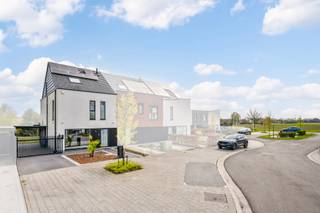 TE KOOP IN LOKEREN!Staaktestraat 14, 9160 LokerenDeze prachtige halfopen nieuwbouwwoning (2016) is gelegen in een rustig en doodlopend straatje nabij...