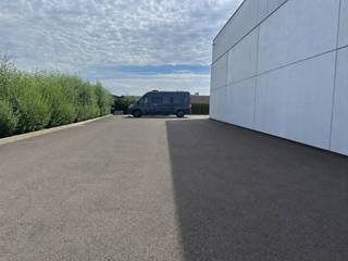 Gunstig gelegen polyvalente kantoorruimte met een totale verhuurbare oppervlakte van 275 m². Het kantoor is helemaal nieuw en perfect instapklaar, met veel ramen en natuurlijke lichtinval die zorgt voor een aangename werkomgeving. De ligging langs de verbindingsweg Torhout - Roeselare en vlotte verbinding naar de autosnelweg zijn een extra troef, samen met de private parking voor je medewerkers en bezoekers.<br />De grote open ruimte is voorzien om naar wens in te delen in aparte kantoren, een landschapsbureel, vergaderzaal en ontvangstruimte. Op de verdieping bevinden zich ook het sanitair, de doucheruimte én alle voorzieningen voor kitchenette en refter. <br />Het kantoor heeft een private gelijkvloerse inkomhal waar een ontvangstruimte, wachtzaal of receptie kan gecreëerd worden. Er zijn 8 parkeerplaatsen voorzien specifiek horend bij de kantoorruimte.<br />Op zoek naar een aangenaam, lichtrijk, nieuw én commercieel gunstig gelegen kantoor? Aarzel niet en contacteer ons voor een bezoek.