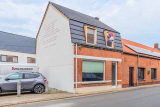Op een zeer centrale ligging, op een boogscheut van het marktplein van Meerhout, bevindt zich deze woning met heel wat potentieel. Winkels, scholen, openbaar vervoer en andere dagelijkse voorzieningen liggen op wandel- en fietsafstand. Ook de verbinding naar de omliggende gemeenten en de E313 is vlot.<br /><br />We betreden de woning via de achterinkom, die meteen de nodige opbergruimte voorziet en aansluit op de keuken. Vanuit de keuken heeft u toegang tot de badkamer en de eetkamer. De badkamer is uitgerust met een lavabo, toilet en ligbad.<br /><br />Vooraan de woning bevindt zich een ruime woonkamer, aangevuld met een praktische tussenkamer die perfect kan worden ingericht als bureauruimte, leeshoek, hobbyruimte of extra zithoek. De woonkamer aan de straatzijde is voorzien van een inkomdeur en kan daardoor ook perfect verschillende invullingen krijgen en maakt het pand onder meer interessant voor wie wonen en een zelfstandige activiteit, praktijk… wil combineren.<br /><br />Op de eerste verdieping bevinden zich twee ruime slaapkamers. Via een toegangsluik bereikt u de zolder, die bijkomende bergruimte biedt. Daarnaast beschikt de woning eveneens over een kelder.<br /><br />Een belangrijke troef is dat reeds verschillende grote werken werden uitgevoerd: het dak, isolatie, de ramen en de buitendeuren werden recent vernieuwd. Hierdoor vormt de woning een interessante basis voor wie het interieur verder naar eigen smaak wil renoveren en afwerken.<br /><br />Naast de woning is bovendien ruime openbare parkeergelegenheid aanwezig.<br /><br /><strong>Troeven</strong>
<ul>
<li><span>Zeer centrale ligging </span></li>
<li><span>Recent vernieuwd dak, isolatie en buitenschrijnwerk</span></li>
<li><span>EPC label D – geen renovatieverplichting</span></li>
<li><span>Elektriciteit conform gekeurd</span></li>
<li><span>Ruime openbare parkeergelegenheid naast de woning</span></li>
</ul>
<br />Interesse? We nemen graag de tijd om je deze woning ter plaatse te laten ontdekken.<br />📞 014 84 83 69<br />✉️ info@sublimmo.be<br />