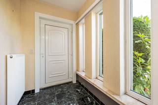 <strong>Zeer gunstig gelegen gelijkvloerswoning met 2 slaapkamers op 723 m²</strong><br /><br /><strong>Gunstig gelegen</strong> in een rustige straat doch vlakbij het centrum van Beerse met winkels, horeca, scholen, openbaar vervoer en met een vlotte bereikbaarheid naar de omliggende gemeenten en autostrade <strong>E34 Antwerpen - Eindhoven</strong>.<br /><br />Deze <strong>praktische gelijkvloerswoning </strong>bestaat uit een inkomhal, een zeer lichte leefruimte met gashaard en hierachter een grote keuken die uitkijkt op de tuin. Verder 2 ruime slaapkamers, een aparte toilet en badkamer die werd ingericht met een bad en wastafel en geniet van natuurlijk licht. Vanuit de nachthal ook toegang naar de berging/wasplaats en trap naar de kelder.<br /><br />Via een vlizotrap kom je op de zolder terecht waar je mogelijks ook een extra kamer kan inrichten.<br /><br />Achteraan de woning werd een veranda opgericht alsook een aparte garage, carport en tuinberging. Rondom een gezellige tuin op het oosten en heel wat parkeermogelijkheden. <br /><br />De woning beschikt over een kruipkelder. De woning is wel te renoveren naar de hedendaagse normen.<br /><br />Renovatieplicht van toepassing. (E label)<br /><br />Bezoek deze woning op afspraak via info@dilegno.immo of 014 70 73 23