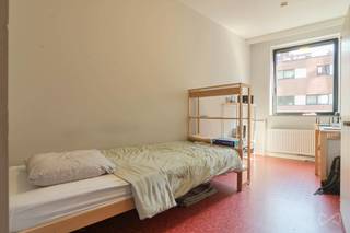 <p>This 17m² swo student room (with rent guarantee) is located on the third floor of the Waterview residence on Engels Plein in Leuven. This student residence is one of a kind. The location is extremely convenient for students, just 1 km from Leuven station and within walking distance of the city centre. The vibrant neighbourhood along the Vaartkom also offers plenty of leisure facilities, restaurants, shops and green spaces to meet all the needs of today’s student.<br /><br />The student room features a pleasant living area and a separate bathroom equipped with a washbasin, shower and toilet. There is also a large communal roof garden, bicycle storage, etc. <span>The spacious communal area, shared with 8 residents, is fitted with a fully equipped kitchen.<br /><br /></span><span>The residence is fully managed by KU Leuven, so as an investor you need not worry about letting, management or maintenance.<br /><br /></span><span>Don’t miss this opportunity and request further information, with no obligation, about your hassle-free investment in one of Leuven’s most iconic locations.<br /><br />Rental income: €745 per quarter (rental guarantee)<br /></span></p>