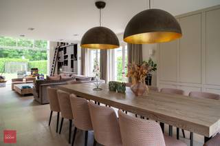 Werkelijk instapklare villa in residentiële omgeving. Bestaande uit een inkomhall, grote eetplaats, ruime zitruimte met plafond tot in nok,...