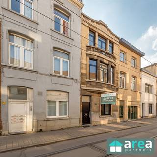 Deze interessante opbrengsteigendom werd recent vernieuwd met aandacht voor kwaliteit en energiezuinigheid. Het betreft een...