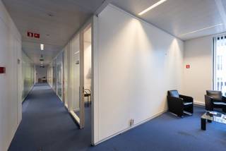 Het gebouw is gesitueerd in het hart van het Europese wijk. Zeer dicht bij het het Europees comité en het Europees parlement. Gemakkelijk...