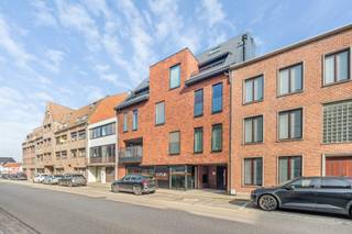 Ontdek dit prachtig duplex appartement waar comfort en gezelligheid harmonieus samenkomen!<br />Bij het binnenkomen wordt u verwelkomd in een verzorgde inkomhal die meteen een gevoel van thuiskomen creëert. Aansluitend bevindt zich een apart gastentoilet met wastafel, hangtoilet en dubbele doorspoel en een praktische bergruimte, ideaal voor extra opslag en een georganiseerde leefomgeving met een extra lavabo, ventilatiesysteem D, cv-ketel, ingebouwde schappen alsook plaats voor een extra ijskast en/of diepvries.<br />De gezellige woonkamer heeft een parket vloer, ingebouwde kasten, surround geluidssysteem, aansluiting televisie en airco. De volledig geïnstalleerde keuken (hoogglans kasten, inductiekookfornuis, dampkap, heteluchtoven, microgolfoven, dubbele spoelbak, vaatwasser, airco) heeft ook een gezellig keukeneiland alsook een extra geïntegreerd zitgedeelte met televisieaansluiting, ingebouwde kasten en surround geluidssysteem — de perfecte plek om samen te koken, te tafelen of te genieten van een ontspannen koffiemoment. Dankzij de directe toegang tot het terras via de woonkamer wordt binnen moeiteloos met buiten verbonden. Hier kan u in alle rust genieten van een zonnig ontbijt of een sfeervolle avond, zelfs met een luifel om de extra warmte even te kunnen ontsnappen.<br />Op de bovenverdieping bevinden zich twee slaapkamers, allebei uitgerust met airco. De badkamer is praktisch ingericht en biedt alle comfort voor het dagelijkse leven met vele ingebouwde kasten, hangtoilet, aansluiting voor wasmachine en droogkast, grote enkelvoudige wastafel en ruime regendouche. Garageboxen beschikbaar. Alle verlichting en gordijnen zijn inclusief in de prijs, een mooie extra om direct te kunnen settelen!<br />Dit duplex appartement combineert functionaliteit met een warme uitstraling en is ideaal voor wie op zoek is naar een instapklare woonst met een aangename indeling en een gezellig terras.