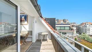 Centraal gelegen penthouse. Indeling: inkom, woonkamer/salon met open haard, volledig ingerichte keuken uitgevend op het terras. Master bedroom met badkamer. Boven : tweede slaapkamer met tweepersoonsbed en derde slaapkamer met stapelbedden. Aparte douche. Mogelijkheid tot aankoop van de garage op het gelijkvloers. EPC: 159 kWh/m²/jaar