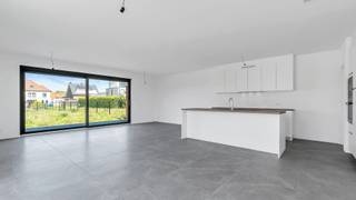Immo3000 heeft een moderne en energiezuinige half open bebouwing in Linden te koop. Ideaal voor wie op zoek is naar ruimte, comfort en duurzaamheid. De woning, gebouwd in 2025, heeft een perceeloppervlakte van 470 m2 en een bewoonbare oppervlakte van 280 m2 wat zorgt voor voldoende ruimte voor het hele gezin.<br /><br />De woning is voorzien van zonnepanelen en heeft een energielabel A+ (E-peil -10), waardoor de energiekosten laag zullen zijn. Daarnaast is er een terras waar je heerlijk kunt ontspannen en een garage met ruimte voor 1 auto.<br /><br />GV: ruime inkom met gastentoilet, links grote garage, achteraan open lichtrijke leefruimte met hyper ingerichte keuken en bijkeuken/berging.<br />1e VD: 4 SLKS + badkamer met bad, douche en dubbele lavabo<br />2e VD: balzaal aan mogelijkheden, hier kan u minstens 2-4 SLKS inrichten<br /><br />De ligging van de woning is ideaal, met alle voorzieningen zoals winkels, scholen en openbaar vervoer op korte afstand. Daarnaast zijn er volop mogelijkheden voor wandelingen en fietstochten in de omgeving.<br /><br />Kortom, deze woning in Linden is een ideale plek voor wie op zoek is naar een ruime, comfortabele en duurzame woning met alle voorzieningen binnen handbereik.<br /><br />Benieuwd? Bel 016 60 3000