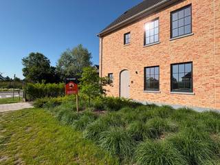 Exclusieve nieuwbouwwoning met aangelegde tuin – Mogelijkheid tot 6% btw*<br /><br />Welkom in een woning waar luxe, comfort en energiezuinigheid perfect samenkomen.<br /><br />Gelegen in het gegeerde Oostakker, vlak bij het centrum en met een vlotte verbinding naar belangrijke invalswegen, vindt u deze uitzonderlijke nieuwbouwwoning op een perceel van 486 m² met een zonnige zuidwestgerichte tuin.<br /><br />Vanaf het eerste moment wordt u verrast door de overvloedige natuurlijke lichtinval, de royale ruimtes en de hoogwaardige afwerking. Elk detail werd zorgvuldig gekozen om een unieke woonervaring te creëren waar elegantie en functionaliteit hand in hand gaan.<br /><br />Met een indrukwekkende bewoonbare oppervlakte, 4 volwaardige slaapkamers en een luxueuze afwerking biedt deze woning alles wat de moderne woonliefhebber zoekt. De hoogwaardige materialen spreken voor zich: een exclusief granieten keukenwerkblad in Nero Zimbabwe, een stijlvolle Corian-spoeltafel, natuurstenen trappen en een kwalitatieve keramische tegelvloer doorheen de volledige woning.<br /><br />Ook op technisch vlak blinkt deze woning uit. Dankzij de combinatie van een Daikin warmtepomp (verwarmen én koelen), zonnepanelen en een E-peil 0 geniet u van maximaal wooncomfort én minimale energiekosten. Bovendien voldoet de woning vandaag al aan de normen van morgen.<br /><br />De volledig geïntegreerde domotica laat u toe verlichting, verwarming en andere functies eenvoudig via uw smartphone te bedienen. Alle verlichting, waaronder inbouwspots en ledlijnen, is reeds voorzien. Ook de badkamer werd volledig op maat ingericht met stijlvolle inbouwkranen en een exclusief badkamermeubel.<br /><br />Buiten geniet u van een volledig afgewerkt geheel: de oprit, het terras, de afsluiting én de aangelegde tuin zijn reeds gerealiseerd, zodat u onmiddellijk zorgeloos kunt intrekken.<br /><br />Troeven op een rij<br /><br />✓ Hyperenergiezuinig (E-peil 0)<br />✓ Daikin warmtepomp en zonnepanelen<br />✓ Zuidwestgerichte tuin met optimale zonoriëntatie<br />✓ 4 volwaardige slaapkamers<br />✓ Hoogwaardige keuken met Novy- en AEG-toestellen<br />✓ Domotica en volledige verlichting inbegrepen<br />✓ Exclusieve materialen zoals natuursteen en graniet<br />✓ Maatwerkmeubilair en luxueuze badkamerafwerking<br />✓ Oprit, terras en tuin reeds volledig aangelegd<br /><br />Bent u op zoek naar een instapklare nieuwbouwwoning waar kwaliteit, luxe en energiezuinigheid centraal staan? Dan nodigen wij u graag uit voor een persoonlijke rondleiding.<br /><br />📞 0485 604 991<br />✉️ maarten@danimmo.be<br /><br />*Prijzen exclusief notariskosten, registratiekosten en btw.<br />*6% btw op de constructiewaarde mogelijk onder bepaalde voorwaarden.