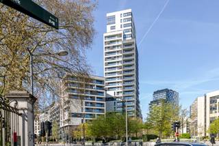 LIGGINGGelegen in het bruisende hart van de Europese wijk bevindt zich dit instapklare en lichtrijke appartement op de negende verdieping aan het...