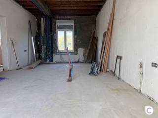<p><span>Karaktervolle woning met 5 slaapkamers, 2 badkamers en tal van mogelijkheden</span></p><p><span>Deze ruime woning werd reeds volledig gestript en vormt de ideale basis om verder af te werken naar eigen smaak en wensen. De ramen werden al vernieuwd, waardoor een belangrijke investering reeds achter de rug is.</span></p><p><span>Met maar liefst 5 slaapkamers en 2 badkamers biedt deze woning uitzonderlijk veel ruimte voor grote gezinnen, samengestelde gezinnen of wie wonen en werken wil combineren.</span></p><p><span>Buiten geniet u van een aangename koer/tuin met een gunstige zuidwestoriëntatie, waar u de hele namiddag en avond van de zon kunt genieten. Dankzij de uitstekende privacy creëert u hier een rustige en beschutte buitenruimte.</span></p><p><span>Extra troeven:</span></p><ul><li><span>Mooie en karaktervolle voorgevel </span></li><li><span>Hoge plafonds die zorgen voor een ruimtelijk gevoel </span></li><li><span>Gunstig EPC met B-label </span></li><li><span>5 volwaardige slaapkamers </span></li><li><span>2 badkamers </span></li><li><span>Vernieuwde ramen </span></li><li><span>Tal van mogelijkheden om de woning volledig naar eigen smaak af te werken </span></li></ul><p><span>Een unieke opportuniteit voor wie op zoek is naar een ruime woning met karakter en de vrijheid om er zijn eigen droomwoning van te maken.</span></p>