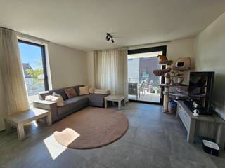 <strong>Mooi afgewerkt nieuwbouw appartement vlakbij het centrum van Maasmechelen.</strong><br /><br />Dit stijlvol appartement op de tweede verdieping is gelegen in Maasmechelen, dichtbij het centrum van Maasmechelen en vlakbij de scholen, lokale winkels en de autostrades richting Nl. en Brussel/A’pen.<br /><br />Dit comfortabel appartement omvat een inkomhal, een leefruimte met open keuken, 2 slaapkamers, een badkamer met een douche en wastafel, een apart toilet en een berging met aansluiting voor een wasmachine. De leefruimte geeft toegang tot het ruim terras. Bovendien beschikt men over een autostaanplaats en een kelderberging.<br /><br />Verwarming op aardgas. Het appartement beschikt ook over zonnepanelen.<br /><br />Er is tevens een lift aanwezig voor uw maximaal wooncomfort.<br /><br />De gemeenschappelijke lasten bedragen € 90 per maand.<br /><br />Dit appartement is beschikbaar vanaf 1 augustus 2026.<br /><br />Bij interesse kan u best uw telefoonnummer nalaten zodat wij u kunnen contacteren.<br />Alle kandidaat-huurders worden opgebeld in volgorde zoals de aanvragen binnenkomen.<br />Bedankt voor uw geduld.