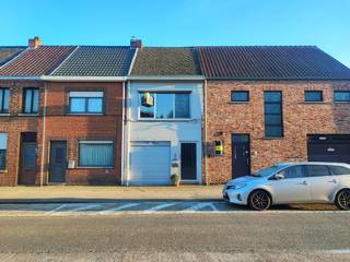 BEZOEK AANVRAGEN ENKEL MOGELIJK VIA VOLGENDE LINK: https://verlinden.mijnhuurprofiel.be/property/e273f4d2-ba65-4b85-ae53-58331865409f<br /><br />Deze rijwoning met 2 slaapkamers, tuin en garage is gelegen op wandelafstand van Meerhout. De woning beschikt over een gezellige stadstuin met een zuidoostelijke oriëntatie, waardoor u kunt genieten van de ochtend- en middagzon. Daarnaast is er ook een garage aanwezig, met ruimte voor één auto.<br /><br />We betreden de woning via de inkomhal, deze geeft toegang tot de garage, een slaapkamer, badkamer en staat in verbinding met de tuin. Op de verdieping is er een grote woonkamer met open keuken en een 2de slaapkamer met extra dressing aanwezig. De badkamer is voorzien van een inloopdouche en wastafel.<br /><br />De woning is voorzien van airco, ideaal voor de warme zomerdagen. <br /><br />Huurprijs: € 895/maand | Beschikbaarheid: 01/07/2026 | EPC: 240 kWh (label C)