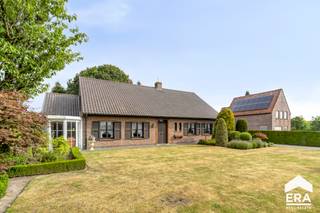 Klassevolle, rustig gelegen villa op een ruim perceel van 3.673 m² met achterliggend bos.De woning is volledig gelijkvloers gebouwd, maar met...