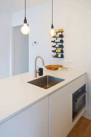 <p>Hoogwaardig afgewerkt nieuwbouwappartement te koop in het centrum van Herentals</p><p>Dit stijlvolle, instapklare hoekappartement combineert een uitstekende ligging met een duurzame, kwalitatieve afwerking. Bij binnenkomst vindt u een ruime inkomhal met apart gastentoilet, die uitgeeft op een lichtrijke leefruimte met open, volledig uitgeruste keuken. Aansluitend is er een praktische berging. Via de leefruimte geniet u van een gezellig rustig gelegen terras, mooi georiënteerd op het zuidwesten.<br />Het appartement telt 2 slaapkamers en een verzorgde badkamer, uitgerust met ligbad, dubbele lavabo en aparte douche.</p><p>Troeven van dit appartement:</p><p>Gelegen in een zeer rustige residentie, centraal in Herentals<br />Lift aanwezig in het gebouw<br />Vloerverwarming en ventilatiesysteem D<br />Zeer laag energieverbruik<br />Mogelijkheid tot aankoop van een autostaanplaats met berging voor € 20.000</p><p>Een instapklare, energiezuinige woonst met een centrale ligging en rust — een combinatie die zelden samengaat.</p>