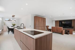 STARTPRIJS: Elk bod boven deze startprijs, wordt voorgelegd aan de eigenaars, die al dan niet kunnen in gaan op dit aanbod. Exclusieve ruime villa op...