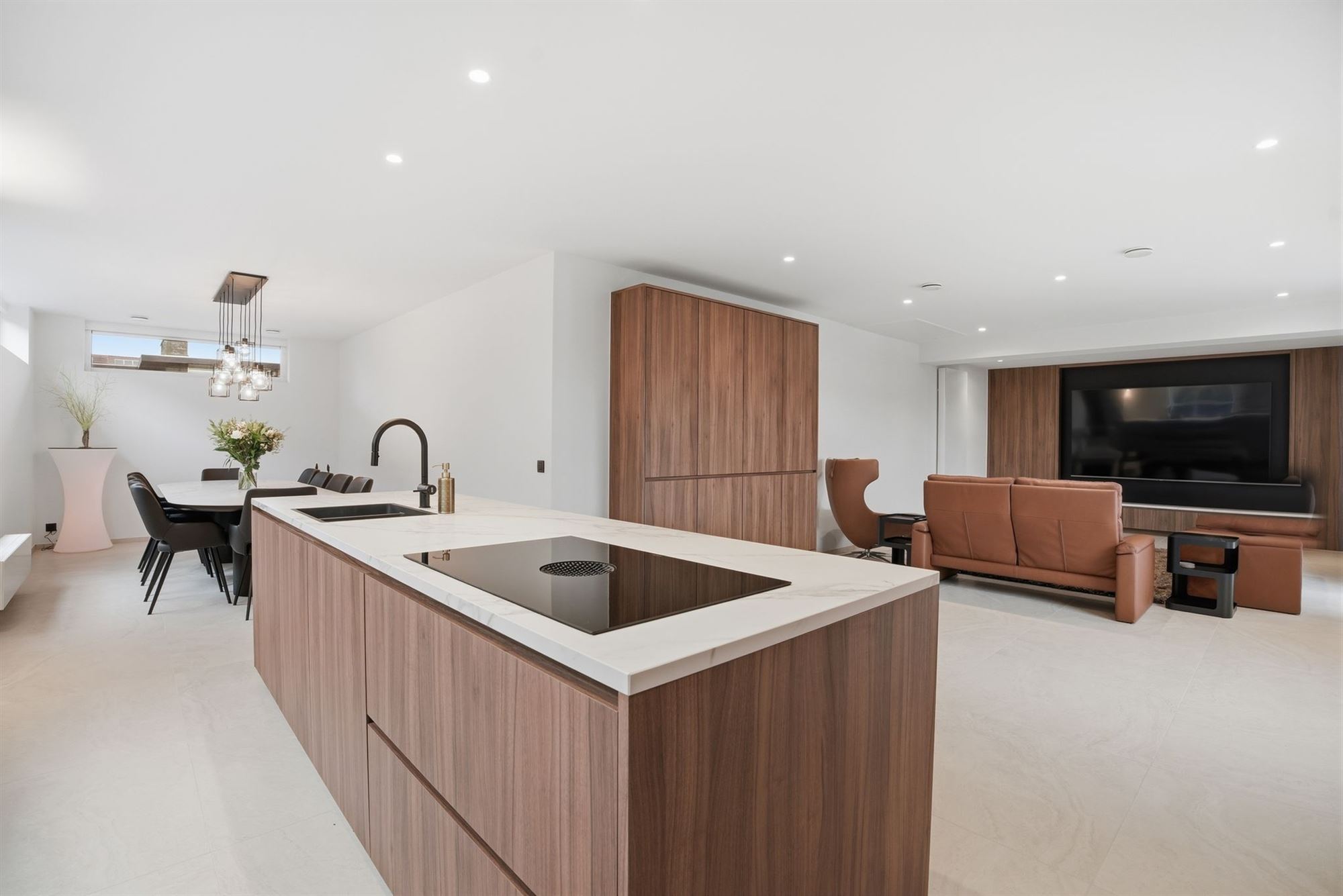 Exclusieve ruime villa op 1.965 m² - ideaal voor wie wonen wil combineren met een zelfstandig beroep - foto 1