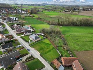 <p>Pajottegem: In een rustige en groene straat, biedt Topo-Immo u deze <strong>strategisch gelegen </strong>en<strong> goed georiënteerde</strong> <strong>grond</strong> aan met een oppervlakte van 3a 67ca, geschikt voor het oprichten van een <strong>open bebouwing.</strong> Het perceel is 19,45m breed met een bouwvrije strook langs beide kanten van 3m. Gevelbreedte van 13,73m. Bouwdiepte gelijkvloers en verdieping volgens plan. <strong>Winkels, scholen en openbaar vervoer bevinden zich in de nabijheid.</strong> Interesse in deze leuke grond? Neem dan snel contact op met ons om het dossier in te kijken op kantoor! Maatregelen opgenomen in het maatregelenregister: nee.</p>