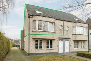 GELIJKVLOERSInkomhal 14m² op vinyl parket met gastentoilet en handenwasser.Garagebox met automatische poort.1STE VERDIEPINGWoonkamer 60m² met open...