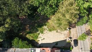 <p><span>Droomt u ervan uw eigen woning te bouwen in het groene Brasschaat? Op deze bouwgrond van 600m² in de Hoge Kaart krijgt u de kans om een thuis te bouwen die volledig aansluit bij uw wensen, vandaag én in de toekomst.</span></p><p><span> </span></p><p><span>Omringd door het groen geniet u hier elke dag van rust en privacy, terwijl scholen, winkels en belangrijke invalswegen richting Antwerpen en Nederland zich op slechts enkele minuten bevinden. Een locatie waar natuur en bereikbaarheid moeiteloos samengaan.</span></p><p><span> </span></p><p><span>De bouwvoorschriften laten een woning toe met drie bouwlagen en een hellend dak, aangevuld met een garage of carport. Droomt u van een lichtrijke leefruimte, een thuiskantoor, praktijkruimte, kelder, poolhouse of een zwembad? Hier krijgt u de ruimte om uw ideeën werkelijkheid te maken.</span></p><p><span> </span></p><p><span>U heeft de vrijheid om de bouwgrond aan te kopen en uw eigen bouwtraject te bepalen. Wenst u graag een totaalconcept? Verschillende bouwformules, van ruwbouw winddicht tot een volledig sleutel-op-de-deurconcept, kunnen optioneel aangeboden worden. Met transparante detailprijzen en een duidelijk lastenboek krijgt u een helder overzicht van de mogelijkheden om uw toekomstige woning te realiseren. (de visualisaties zijn niet gebaseerd op de maximale mogelijkheden)</span></p><p><span> </span></p><p><span>Benieuwd naar de mogelijkheden of de bouwvoorschriften? Neem gerust contact op via </span><span><span>shania@janssenenjanssen.be</span></span><span>. </span></p><p><span> </span></p><p><span>Misschien zet u hier binnenkort de eerste stap naar uw nieuwe thuis. Tot snel!</span></p><p><span>Bouwvoorschriften LOT 2</span></p><ul><li><span>Halfopen bebouwing</span></li><li><span>Straatbreedte: 9,97m</span></li><li><span>Diepte: 60m</span></li><li><span>Maximale bouwdiepte:</span><ul><li><span>gelijkvloers: 17m</span></li><li><span>eerste verdieping: 13m</span></li><li><span>tweede verdieping (onder schuin dak): 9m</span></li></ul></li><li><span>Gevelbreedte: min. 6m</span></li><li><span>Bijgebouwen: max. 40m² </span></li></ul><p><span> </span></p><p><span>Overige beschikbare loten</span></p><p><span>LOT 1: GB 420m² - €199.000</span></p><p><span>LOT3: HOB 600m² - €264.000</span></p><p><span> </span></p>