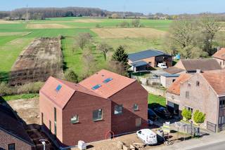 Nieuwbouw woning in halfopen verband in Kerkom, een landelijke deelgemeente van Boutersem. De woningen worden opgetrokken in een moderne stijl en hebben een bruto vloeroppervlakte van 232m². Beide woningen zijn ontworpen om volop van daglicht te genieten en de leefruimte op het gelijkvloers met luxueus ingerichte keuken is volledig naar de tuin gericht. Op de verdieping zijn er 3 slaapkamers, waaronder een ruime master bedroom met en-suite badkamer en een gedeelde douchekamer tussen de twee andere kamers.
De tuinen met terras worden volledig aangelegd, net als de opritten vooraan de woningen die de nodige parkeerplaatsen bieden. 
De woningen zijn gelegen op een mooi stuk grond dat achteraan uitgeeft op agrarisch gebied, De woningen worden volledig afgewerkt opgeleverd. Voor de inrichting zijn ruime budgetten voorzien, Ook de voor- en achtertuin, het terras en de oprit vooraan de woning worden volledig aangelegd.De woningen worden instapklaar en tot in de puntjes afgewerkt opgeleverd door Guilliams Construction Solutions. Daarom bouwen ze graag in nauwe samenwerking met de toekomstige bewoners, zodat zij hun eigen keuzes kunnen maken wat betreft de inrichting en de afwerking. Voor elke fase is er een ruim budget voorzien. Heeft u nog bijkomende wensen die niet binnen het standaardpakket vallen, dan zorgen zij voor een passende uitwerking op maat.