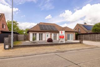 Ontdek deze op te frissen gezinswoning met ruime tuin gelegen te Hemelrijkstraat 18 in Beerse. De woning bevindt zich op een rustige locatie op wandelafstand van het centrum en alle nodige voorzieningen. Binnenin beschikt de woning over 3 slaapkamers en een vaste trap naar de zolder die verdere mogelijkheden biedt voor afwerking. Buiten geniet u van voldoende parkeermogelijkheid, een carport en een gezellige tuin. <br /><br />Indeling: <br />Gelijkvloers:<br />- Inkomhal<br />- Gastentoilet<br />- Leefruimte<br />- Keuken<br />- Veranda met zicht op de tuin<br />- Nachthal<br />- Slaapkamer 1<br />- Slaapkamer 2<br />- Slaapkamer 3<br />- Badkamer<br />- Traphal met vaste trap naar de zolder<br /><br />Verdieping: <br />- 2 ruimtes die ingericht kunnen worden als slaapkamer of hobbykamer<br /><br />Bijzonderheden: <br />- Gunstige EPC<br />- Zonnepanelen + thuisbatterij 10kWh<br />- 2020: nieuwe ramen<br />- 2020: nieuwe warmwaterboiler<br />- 2020: vloerisolatie geplaatst<br /><br />Mis deze kans niet en plan een bezoek in!<br /><br />0497 27 14 64<br />camilla@albert.immo<br />www.albert.immo<br /><br />Bij Albert kom je thuis!<br /><br />Voor alle foto's en interactieve plannen verwijzen wij naar onze website: www.albert.immo
