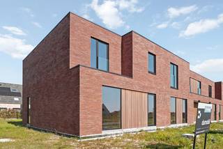Binnen de ring van Roeselare, op het grondgebied van Hooglede, bevindt zich deze moderne halfopen woning (lot 90) met plat dak. De woning beschikt over een lichtrijke leefruimte, een kwalitatief ingerichte open keuken met aansluitende de wasplaats. Er zijn 2 aparte toiletten. Eén op elke verdieping. Boven bevinden zich 3 slaapkamers, een badkamer met douche én bad en een aparte berging. Er kan een carport voorzien worden voor de auto. De woning werd reeds opgebouwd en wordt volgens de wensen van de klant door Dumobil volledig verder afgewerkt en instapklaar opgeleverd. Voorzien van alle nodige vloerbekleding, met aangelegde tuin voorzien van een afsluiting, terras en gazon en een aangelegde voortuin met oprit en pad naar de voordeur.<br /><br />Door de combinatie van het warmtenet en zonnepanelen verwarm je duurzaam met vloerverwarming en de nieuwste technieken. Met een E-peil onder de 20 geniet je van heel wat voordelen en als bewoner van dit futureproof woonproject beschik je daarbij over alle faciliteiten van het e-mobipunt. Er is een vlotte verbinding met de ring rond Roeselare en het centrum van Roeselare.<br /><br />Deze all-inprijs excl. kosten omvat een volledig afgewerkte, instapklare woning met álle voorzieningen en omgevingswerken inbegrepen. De totale kostprijs inclusief wettelijke kosten waaronder registratierechten, btw, notariskosten en aansluitingskosten kan je eenvoudig bekijken op onze <u><strong>website</strong></u>: <u><strong>www.dumobil.be/nl/woonprojecten/projecten/hooglede-nieuwbouwwoningen</strong></u> En/of contacteer onze bouwadviseur Sam Borrey voor meer info: 0483/21.01.33 | sam@dumobil.be
