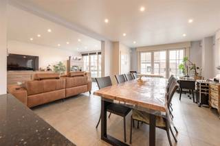 RUIME ENERGIEZUINIGE WONING MET 3 SLPS, GARAGE EN GROTE TUIN OP 558M²Deze halfopen woning is gerenoveerd in 2018 en geniet 3 slaapkamers, inpandige...