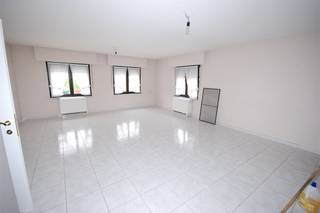 Kraaknet en geschilderd appartement met twee slaapkamers gelegen op de gelijkvloerse verdieping van een kleinschalig gebouw met slechts twee appartementen.<br />Dit appartement omvat verder een inkomhal met gastentoilet, leefruimte met open keuken, wasplaats, badkamer met douche en bad en een ruim zongericht terras.<br />In de huurprijs is tevens een garage en een autostaanplaats inbegrepen.<br /><br />De verwarming geschiedt door accumulatiekachels die zich opladen via het nachttarief.<br />Gelegen op fietsafstand van het centrum en op wandelafstand van het station van Booischot.<br />Geen gemeenschappelijke kosten te betalen, de eigenaar geeft de voorkeur aan potentiële huurders zonder huisdieren.<br />Beschikbaar om te wonen vanaf 1 juli 2026!!<br /><br />Voor meer info bel 0473 33 33 33 of mail philip@wijns.be.