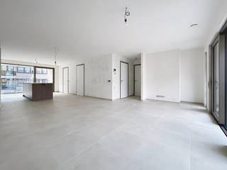 Ben je op zoek naar een woonst met kwalitatieve afwerking, centraal gelegen en met alles binnen handbereik? Dan is dit instapklaar appartement precies wat je zoekt!<br /><br />📍 Premium ligging<br />Wonen op amper enkele stappen van de Grote Markt, tal van winkels, het station, bushaltes én cultuurcentrum De Spil. Je geniet hier van een ideale mix tussen rust en de dynamiek van het stadsleven.<br /><br />🏡 Doordacht wooncomfort<br />De ruime en heldere leefruimte sluit naadloos aan op de open keuken, uitgerust met moderne toestellen. Dankzij de vloerverwarming, aangesloten op het duurzame warmtenet, heerst er doorheen het hele appartement een aangename warmte.<br /><br />🛏️ Functionele indeling<br />✔️ 1 ruime slaapkamer<br />✔️ Moderne badkamer met comfortabele inloopdouche<br />✔️ Gastentoilet<br />✔️ Handige berging<br /><br />Ruim zonnig terras aan de achterzijde van het gebouw<br />Het terras biedt een aangename buitenruimte waar je kan genieten —perfect voor een gezellige apero, ontspanning of een rustig moment na een drukke dag.<br />Tevens vindt u aan de voorzijde nog een extra terras dat tevens bereikbaar is via leefruimte/keuken.<br /><br />Extra pluspunt<br />Het appartement is uitgerust met de Hello Help systeem-app voor extra veiligheid en gemoedsrust.<br /><br />🚗 Praktische voorzieningen<br />In de kelderverdieping bevinden zich de afgesloten garages en private bergruimtes.<br /><br />📞 Interesse of benieuwd naar andere units binnen deze residentie?<br />Contacteer ons op 051/54 59 69 en ontdek hoe comfortabel wonen in Roeselare kan zijn!
