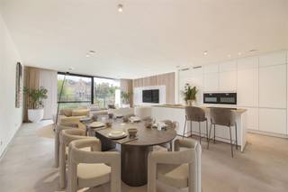 <p><span>Deze gesloten nieuwbouwwoning wordt verkocht onder registratierechten in plaats van btw, wat een financieel voordeel betekent. Het aanzienlijke bouwvolume van deze woning verrast de bezoekers, vooral doordat de eerste verdieping even diep is als de benedenverdieping: 15 meter. Er is dus op de 2 bovenverdiepingen voldoende plaats voor 4 kamers, waaronder een master bedroom met aanpalende dressingruimte. Afgezien van de centrale badkamer op de eerste verdieping, beschikt de vierde kamer onder dak over een aanpalende badkamer. Op ieder niveau is er bergruimte aanwezig, met op het gelijkvloers een garage, waarvoor u ook nog een auto kunt parkeren. De veralgemeende vloerverwarming is gecombineerd met een warmtepomp en 10 zonnepanelen. Het BEN-niveau impliceert bovendien een zeer gedegen isolatieniveau en dito ventilatie. De tuinaanleg is niet inbegrepen in de verkoopprijs, waardoor u deze volledig naar eigen smaak kunt aanleggen. De Mercuriusstraat (zone 30) mondt uit in een woonerf (20km/hr) en krijgt quasi geen doorgaand verkeer te verwerken. Wie even verder door de buurt rijdt, merkt dat dit een zeer aangename, residentiële woonomgeving is.</span></p>