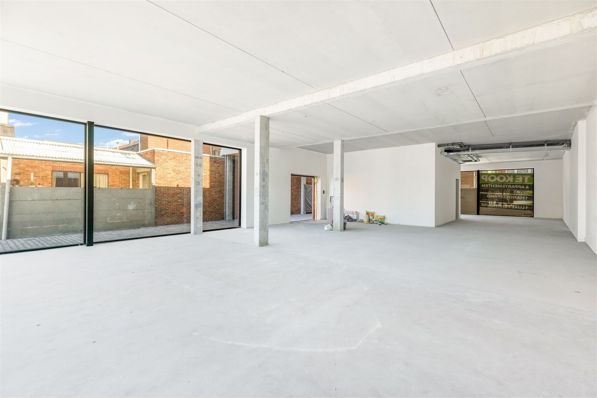 HANDELSRUIMTE VAN 195M² MET GROTE RAAMPARTIJEN, OPEN STRUCTUUR VOOR TALLOZE MOGELIJKHEDEN EN RUIME PARKEERMOGELIJKHEDEN AAN DE ACHTERZIJDE - foto 4