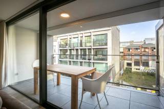Situé entre les anciens docks comblés du Zuiderdokken et le Musée des Beaux-Arts, cet immeuble entièrement rénové et modernisé date de 2019.<br /><br />Cet appartement est extrêmement bien équipé. Pour votre confort, il dispose d’un chauffage au sol, de matériaux de haute qualité et d’un système domotique.<br /><br />La cuisine ouverte, bien équipée, comprend un îlot central. Le séjour, spacieux, s’étend jusqu’à une terrasse couverte, offrant une agréable sensation d’intérieur-extérieur.<br /><br />Une grande chambre dispose d’une salle de bains attenante avec double vasque et meubles intégrés, baignoire, douche à l’italienne et toilette.<br /><br />À l’entrée de l’appartement se trouvent un WC séparé et un grand espace de rangement avec lave-linge et sèche-linge.<br /><br />Possibilité d’acquérir une place de parking en enfilade pour 100 000 euros.<br /><br />Vivez l’atmosphère unique et profitez des nombreuses boutiques du « vrai » Zuid à Anvers. Pour une visite, contactez-nous au +32 3 283 51 51.