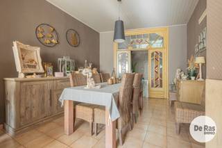 <br /><br />GERAARDSBERGEN - Op zoek naar een woning met potentieel op een centrale ligging in Geraardsbergen? Dan is deze gesloten bebouwing aan de Vesten zeker een bezoek waard.<br /><br />Op het gelijkvloers beschikt de woning over een inkomhal, woonkamer, keuken, badkamer, veranda en berging. Vanuit de leefruimtes is er toegang tot de privé-stadstuin, een aangename buitenruimte om in alle rust te genieten.<br />Op de eerste verdieping bevinden zich twee slaapkamers, waarvan één voorzien is van een praktische dressing.<br />De zolderverdieping werd uitgebouwd tot een ruime slaapkamer, met daarnaast extra opbergruimte. Hierdoor beschikt de woning over maar liefst drie slaapkamers. Ook een kelder is aanwezig. <br /><br />Deze woning geniet van een centrale en karaktervolle ligging aan de Muur van Geraardsbergen .Het stadscentrum, winkels en scholen bevinden zich op korte afstand, wat zorgt voor een bijzonder praktische ligging voor het dagelijkse leven. Dankzij de praktische indeling, drie slaapkamers, een aangename privé-stadstuin én tal van parkeermogelijkheden voor de woning is dit een interessante woning voor wie comfort en een centrale ligging wil combineren!<br /><br />info of bezoek: 053/60.65.60<br /><br />De vermelde prijs is een richtprijs. Na ontvangst van de biedingen zal de verkoper beslissen of hij/zij de eigendom verkoopt aan het beste bod. De richtprijs is aldus niet bindend voor de verkoper. Voor meer info kunt u ons contacteren of het reglement raadplegen op onze website.