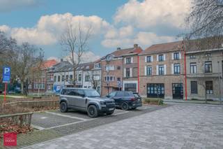 Inkomhal, ruime living op verdiep, ingerichte keuken, 4 slaapkamers, badkamer + douchekamer, atelier/werkplaats/handelsruimte op het...