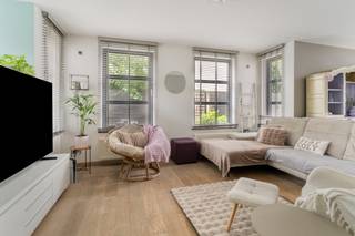 <p><span>De Oude Eik in Ravels is een recente, rustige en kindvriendelijke verkaveling. Gelegen in een doodlopende straat geniet u hier van optimale privacy, terwijl omliggende gemeenten en alle dagelijkse voorzieningen vlot bereikbaar zijn.</span></p>
<p><span>Deze energiezuinige halfopen bebouwing, gebouwd in 2006, combineert een doordachte indeling met hedendaags wooncomfort en een aangename buitenruimte. Dankzij de vier ruime slaapkamers is dit de ideale gezinswoning.</span></p>
<p><span>Via de verzorgde inkomhal met gastentoilet, vestiaire en bureauruimte bereikt u de royale, lichtrijke leefruimte. De open keuken vormt het hart van de woning en biedt een mooi uitzicht op de tuin. Aansluitend bevinden zich een praktische berging en wasplaats.</span></p>
<p><span>Op de eerste verdieping vindt u drie ruime slaapkamers en een volledig uitgeruste badkamer met wastafel, ligbad en douche. Daarnaast is er een aparte wasruimte. De tweede verdieping beschikt over een ruime polyvalente masterbedroom en een afzonderlijke zolderruimte.</span></p>
<p><span>Ook buiten is het aangenaam vertoeven. De onderhoudsvriendelijke tuin met stijlvol terras nodigt uit om volop te genieten van het buitenleven. Bovendien beschikt de woning over een garage.</span></p>
<p><span>De ligging vormt een extra troef. De woning bevindt zich in een bijzonder rustige woonomgeving waar aangenaam wonen centraal staat. Op wandelafstand van bossen, ideaal voor een ontspannende wandeling, een fietstocht of een sportieve ochtend.</span></p>
<p><span>Deze instapklare woning combineert een recente bouw, energiezuinigheid, een praktische indeling en een rustige, groene ligging. <br /></span><span>Een ideale gezinswoning waar u jarenlang comfortabel en zorgeloos kunt wonen.<br /><br />Troeven:</span></p>
<p><span>-PV-installatie<br />- Batterij<br />- EPC = klasse b</span></p>