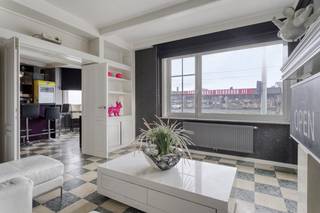 Op een uitgestrekt perceel van 957 m² in Kuurne, met een uitstekende ligging nabij de R8, Kortrijk en belangrijke invalswegen, staat deze charmante open bebouwing met vier slaapkamers te koop. De woning combineert klassieke elementen met de mogelijkheid tot een moderne invulling. De lichte leefruimtes, de royale volumes en de zonnige tuin bieden een ideale basis voor wie op zoek is naar ruimte en potentieel. Zoek je een droomhuis met karakter en tal van mogelijkheden? Dan is dit precies wat je zoekt!Indeling:Gelijkvloers:- De ruime inkomhal verwelkomt je en leidt naar een gastentoilet.- De lichtrijke leefruimte, sfeervol opgedeeld in een eet- en zitgedeelte, biedt volop plaats voor ontspanning en gezelligheid.- Aansluitend vind je een gezellige bar, perfect voor het ontvangen van vrienden en familie.- De functionele keuken is voorzien van een kookplaat, dampkap, dubbele spoelbak en voldoende opbergruimte in de inbouwkasten.- Een praktische doucheruimte met toilet, lavabo en douche is eveneens aanwezig.- Verder is er een berging/wasplaats en een ruime garage.Eerste verdiep:- Hier bevinden zich vier volwaardige slaapkamers, ideaal voor een groot gezin of voor wie extra ruimte zoekt voor een kantoor of hobbykamer.- De badkamer is uitgerust met een dubbele lavabo en een comfortabele inloopdouche.Extra's:- De grote, zonnige tuin vormt een oase van rust en privacy. Een ideale plek voor buitenactiviteiten en ontspanning.- Het pand beschikt over een droge kelder en biedt veel parkeermogelijkheden op eigen terrein.Wenst u meer info over deze woning of wenst u een bezoek ter plaatse? Contacteer Yoshi Vandeginste (0474 49 50 38 - yoshi.vandeginste@dewaele.com)