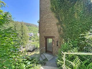 We Invest Malmedy presenteert u met veel plezier dit appartement met één slaapkamer, gelegen in een rustige straat in Trois-Ponts, op slechts enkele meters van winkels, scholen en het openbaar vervoer. Een gunstige ligging die zowel bewoners als investeerders zal aanspreken.<br /><br />Dit appartement, dat voorheen voor € 635 exclusief kosten werd verhuurd, biedt een bijzonder interessant rendementspotentieel voor een verhuurinvestering.<br /><br />Het bestaat uit een woonkamer, een gedeeltelijk ingerichte keuken, een badkamer met douche en toilet en een slaapkamer. Buiten kunt u ook genieten van een eigen terras en een eigen tuin, troeven die bijzonder gewaardeerd worden bij dit type woning.<br /><br />Technisch gezien beschikt het pand over PVC-ramen met dubbele beglazing, een conforme elektrische installatie, aparte meters voor water en elektriciteit, evenals een centrale verwarming op stookolie via radiatoren met warmtemeters. Het aandeel in de gemeenschappelijke delen bedraagt 265/1.000e. Er zijn op korte termijn geen werkzaamheden te verwachten.<br /><br />EPB: G (nr. 20240208007497 - Specif. E: 593 kWh/m²/jaar - Totale E: 40.797 kWh/jaar).<br /><br />Onmiddellijk beschikbaar!