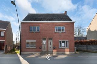<p>Op een gegeerde locatie in Moortsele bevindt zich deze woning op een ruim perceel van 1560 m² met zuidwestelijke oriëntatie, ideaal om optimaal van zon en tuin te genieten.</p><p>De woningen beschikken momenteel over 3 slaapkamers en bieden heel wat potentieel voor wie op zoek naar een renovatieproject.</p><p>Met de ruime tuin, de goede ligging en de uitbreidingsmogelijkheden vormt dit pand een interessante opportuniteit voor renovatie of investering.</p><p>EPC: label D voor beide woningen</p><p>Belangrijk: Deze woning wordt uitsluitend samen verkocht met de aanpalende woning nr. 31.</p><p>Totale vraagprijs voor beide woningen samen: €500.000.</p><p>Ben je op zoek naar een project met potentieel op een toplocatie in Moortsele? Contacteer ons gerust voor meer informatie of een bezoek ter plaatse.</p>