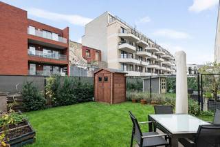 Welkom in deze instapklare duplex-woning uit 2019, gelegen in een rustige en groen aangelegde woonomgeving in hartje Antwerpen. U woont hier in een mooi aangelegd woonpark met binnentuin, op wandelafstand van winkels, scholen en het openbaar vervoer. Het bruisende stadscentrum bereikt u in amper tien minuten, terwijl het populaire Park Spoor Noord zich vlak om de hoek bevindt.<br /><br />Indeling:<br />Op het gelijkvloers komt u binnen via de inkomhal met gastentoilet. De lichtrijke leefruimte sluit naadloos aan op de open keuken en biedt rechtstreekse toegang tot de aangename tuin met terras. Aansluitend vindt u een handige technische berging onder de trap. Verder is er een ruime slaapkamer of bureau op het gelijkvloers, en een praktische douchekamer met aansluitingen voor wasmachine/droogkast en plafondhoge bergkasten.<br /><br />Op de eerste verdieping leidt de nachthal u naar twee volwaardige slaapkamers en een moderne badkamer met ligbad, toilet en dubbele lavabo.<br /><br />Buitenruimte &amp; parkeren<br />De privatieve tuin grenst aan zowel de leefruimte als de gelijkvloerse slaapkamer, ideaal voor gezinnen of wie graag gelijkvloers wenst te wonen. In de ondergrondse parkeerkelder is er een open staanplaats dewelke verplicht is bij te kopen aan € 25.000, -. <br /><br />Troeven<br />- Nieuwbouw (2019) met resterende 10-jarige aansprakelijkheid<br />- Energiezuinig A-label<br />- 3 slaapkamers waarvan 1 gelijkvloers<br />- 2 badkamers, waarvan 1 op het gelijkvloers<br />- Instapklaar en praktisch ingedeeld<br />- Rustig woonerf met private inkom<br />- Staanplaats verplicht aan te kopen € 25.000, -<br />- Gemeenschappelijke fietsenparking<br />- Nabij Park Spoor Noord, winkels, scholen en openbaar vervoer<br /><br />Kortom: Deze woning is ideaal voor gezinnen met kinderen, koppels die comfort op het gelijkvloers zoeken of wie een instapklare woning wenst met alle hedendaagse voorzieningen. U geniet hier van rust en ruimte in een familievriendelijke omgeving, met de stad en het park binnen handbereik. Een bezoek meer dan waard!<br /><br />Plan vandaag nog uw afspraak in en ontdek zelf de troeven van deze woning.