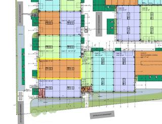 Op een strategische locatie in de ambachtelijke zone aan de Filliersdreef te Deinze bevindt zich deze nieuwbouw KMO-unit met een oppervlakte van 566,17 m² + 6 staanplaatsen. Het betreft unit 18, de laatste beschikbare loods binnen een succesvol project van 31 units – alle andere zijn reeds verkocht.<br /><br />Unit 18 is een moderne nieuwbouwunit met een vrije hoogte van 7 meter, opgetrokken in een metalen structuur met duurzame betonpanelen en geïsoleerde sandwichpanelen. Het dak is afgewerkt met steeldeck, voorzien van isolatie en een lichtstraat die zorgt voor aangename natuurlijke lichtinval. De gepolierde polybetonvloer garandeert een stevige en onderhoudsvriendelijke basis, terwijl de automatische sectionale poort (4 meter breed op 4,5 meter hoog) en aparte inkomdeur zorgen voor vlotte toegang tot de loods.<br /><br />Dankzij de grote raampartijen en lichtinval is het perfect mogelijk om binnen de ruimte een kantoor in te bouwen, afgestemd op de behoeften van de eindgebruiker. De unit is bovendien uitgerust met zonnepanelen en voldoet aan brandklasse C, wat bijdraagt aan veiligheid én duurzaamheid.<br /><br />De strategische ligging aan de Filliersdreef, op een steenworp van het centrum van Deinze en als onderdeel van het bedrijventerrein Deinze Noord, biedt uitstekende bereikbaarheid. De site bevindt zich op slechts enkele minuten van de E17 (op- en afrit Deinze) en op korte afstand van de E40 (op- en afrit Drongen). De ruime manoeuvreerruimte op het terrein maakt het geheel extra geschikt voor bedrijven die werken met vracht- of bestelverkeer.<br /><br />Contacteer Henry Van Tornhout voor bijkomende inlichtingen of een vrijblijvend plaatsbezoek via +32 474 13 37 93 of via henry@kmovastgoed.be