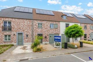 Welkom in Terhagen! <br /><br />Deze moderne en instapklare woning, gebouwd in 2020 maakt deel uit van de nieuwe woonwijk Klinkaert, die gerealiseerd werd op de gronden van de voormalige steenbakkerij Heylen. De omgeving biedt een aangename combinatie van rust, groen en hedendaags wonen, terwijl u dankzij de gunstige ligging geniet van een vlotte verbinding met zowel de E19 als de A12.<br /><br />De woning beschikt over drie slaapkamers en twee badkamers. Daarnaast kan de zolderverdieping van 38m² naar eigen smaak verder worden afgewerkt als master bedroom, bureau of hobbyruimte.<br /><br />Ook op het vlak van energie en comfort heeft deze woning heel wat te bieden. Dankzij de 10 zonnepanelen en de lucht-waterwarmtepomp beschikt de woning over een EPC-label A. Op zowel de eerste als de tweede verdieping is er bovendien overal vloerverwarming aanwezig, wat zorgt voor een aangename en gelijkmatige warmteverdeling. De woning is voorzien van houten ramen met dubbele beglazing, die bijdragen aan zowel het wooncomfort als de energiezuinigheid.<br /><br />Ook buiten is het aangenaam vertoeven. De woning beschikt over een tuin met uitzicht op het omliggende groen, waar u in alle rust kunt genieten. <br />Een achteruitweg langs de tuin en een parkeerplaats op de oprit zorgt bovendien voor extra comfort.<br /><br />Interesse gewekt? Contacteer ons kantoor via info@hiro.be of 03 230 00 14!