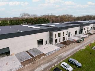 Ontdek het gloednieuwe KMO-project Gruuthuse in Oostkamp.<br /><br />Dit modern bedrijvenproject bevindt zich op een strategische locatie in het hart van West-Vlaanderen. <br />De laatste afwerkingswerken zijn volop aan de gang. <br />Ideaal voor ondernemingen die nood hebben aan extra ruimte of op zoek zijn naar een interessante investering.<br />De kmo-units in Oostkamp bevinden zich op een uitstekende locatie in de nabijheid van de grote steden zoals Brugge en Gent , waardoor ze kunnen bijdragen aan een bloeiende economische omgeving die tal van zakelijke kansen bieden.<br /><br /><br />Troeven: <br />* Toplocatie nabij Brugge en Gent - vlotte verbinding met de E40 en E403 <br />* Duurzame BEN gebouwen <br />* Casco oplevering met een oppervlakte van 916 m² <br />* Vrije hoogte van 10 meter<br />* Aparte kantoorruimte<br />* 2 verdiepen<br />* Mogelijkheid tot diverse optiepakketten<br />* 5 parkeerplaatsen<br />* Industriële, gepolierde gewapende betonvloer<br />* Lichtstraat in meerwandige polycarbonaatplaten met aluminium profielen<br />* Aluminium schrijnwerk met elektronische sectionale poort<br /><br />Onmiddellijk beschikbaar of beschikbaar op zeer korte termijn!<br /><br />Interesse?<br />Contacteer Simon via 0498 12 37 08 of mail naar simon@vicusvastgoed.be