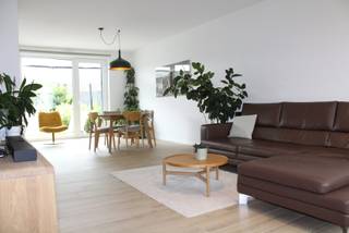 Instapklare BEN-woning (2023) met EPC A+, 13 zonnepanelen en zuidgerichte tuin in Nijlen – verkoop onder registratierechten. Carport + extra staanplaats inbegrepen.<br /><br />Op zoek naar een recente, energiezuinige woning waar comfort, duurzaamheid en een uitstekende ligging samenkomen? Dan is deze instapklare BEN-woning uit 2023 precies wat u zoekt. Gelegen in een rustig, autovrij woonerf geniet u van een veilige en aangename woonomgeving.<br /><br />Met een EPC A+ en een uitzonderlijk E-peil van -18 voldoet de woning aan de strengste energienormen. Dankzij 13 zonnepanelen, een lucht-waterwarmtepomp, ventilatiesysteem D en vloerverwarming in de volledige woning geniet u van maximaal wooncomfort en bijzonder lage energiekosten. De installatie is bovendien voorbereid om eenvoudig vloerkoeling te voorzien.<br /><br />De lichtrijke leefruimte sluit aan op een volledig uitgeruste open keuken met kookeiland en AEG-toestellen. Aansluitend bevindt zich een praktische berging met aansluiting voor wasmachine en droogkast.<br /><br />Op de verdieping vindt u drie volwaardige slaapkamers, waarvan één momenteel als dressing is ingericht. Alle kamers beschikken over een ethernetaansluiting. De moderne badkamer is uitgerust met een ruime inloopdouche en voorbereid voor een ligbad.<br /><br />De zuidgerichte tuin biedt de hele dag zon en beschikt over een ruime tuinberging. De carport met voorbereiding voor een laadpaal en de private staanplaats zijn inbegrepen.<br /><br />Verder beschikt de woning over een regenwaterput van 5.000 liter, Woodstone-tegels doorheen de volledige woning en vliegenramen.<br /><br />Gelegen op wandelafstand van het centrum van Nijlen, winkels, scholen en openbaar vervoer, met een vlotte verbinding naar de E313 en de uitvalswegen richting Lier en Herentals.<br /><br />**Troeven:** bouwjaar 2023 • 132 m² bewoonbare oppervlakte • verkoop onder registratierechten • EPC A+ • E-peil -18 • 13 zonnepanelen • warmtepomp • vloerverwarming • 3 slaapkamers • zuidgerichte tuin • carport en private staanplaats.<br />