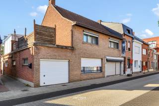 Bent u op zoek naar een veelzijdig pand met tal van mogelijkheden? Deze woning met handelspand en een uitzonderlijk ruim magazijn, gelegen in het hart van Ruisbroek, biedt een unieke combinatie van wonen en werken.<br />Momenteel is het pand ingericht als een goed draaiende bakkerij met woonst, maar dankzij de gunstige indeling en centrale ligging leent het zich perfect voor diverse handelsactiviteiten, een zelfstandige onderneming of een investeringsproject.<br />De woning beschikt over een comfortabele woonst, terwijl het handelspand een uitstekende zichtbaarheid geniet. Achteraan bevindt zich een riant magazijn met veel opslagruimte, ideaal voor ambachtelijke activiteiten, logistiek, opslag of verdere commerciële invulling.<br />Troeven van dit pand:<br />• Centrale ligging in het centrum van Ruisbroek.<br />• Woning met geïntegreerd handelspand.<br />• Momenteel uitgebaat als bakkerij.<br />• Zeer ruim magazijn met tal van mogelijkheden.<br />• Ideaal voor zelfstandigen, ondernemers of investeerders.<br />• Combinatie van wonen en werken op één locatie.<br />Een unieke opportuniteit voor wie op zoek is naar een commercieel pand met woonst en ruime opslagcapaciteit op een toplocatie.<br />Contacteer ons vandaag nog voor meer informatie of een bezichtiging.<br />