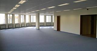 Herkenbare kantoren vlakbij de Waaslandtunnel. Gemakkelijk bereikbaar met de wagen en het openbaar vervoer.