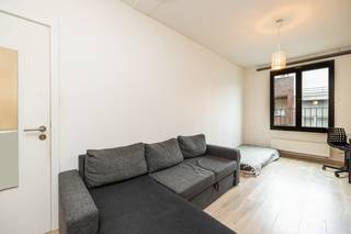 Studentenkamer te koop op het Eilandje – toplocatie!<br /><br />Deze instapklare studentenkamer is gelegen in een rustige buurt op het Eilandje, op wandelafstand van het vernieuwde Schengenplein, het MAS, hogescholen en openbaar vervoer. Een ideale investering of woonplek voor studenten die comfort en bereikbaarheid belangrijk vinden.<br /><br />Het gebouw beschikt over een ruime gemeenschappelijke keuken en ontspanningsruimte op het gelijkvloers, evenals een kelder met fietsenstalling en extra opbergruimte. De kamer zelf is bereikbaar met de lift en heeft een eigen badkamer met douche, wastafel en toilet. Er is voldoende ruimte voor een bed, bureau, kast en zetel.<br /><br />Technisch is de woning volledig in orde. De elektriciteit is conform, er is een groen label van de Stad Antwerpen en de kamer is voorzien van dubbele beglazing.<br /><br />Interesse? Contacteer ons via info@wellimmo.net of bel 03/225.00.68.