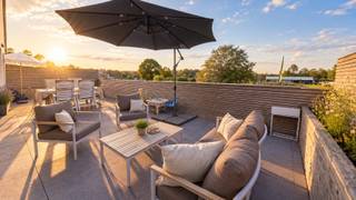<p>🏡 Ruim en lichtrijk appartement te huur in Mol</p><p>Ruim en energiezuinig appartement van ca. 120 m² op de 1e verdieping, rustig gelegen nabij het centrum van Mol en vlak bij de natuur.</p><p>Het appartement beschikt over een ruime inkomhal, een grote open leefruimte met veel natuurlijke lichtinval en een volledig uitgeruste keuken met eiland, inductiekookplaat, vaatwasser en combi-oven.</p><p>Verder zijn er 2 ruime slaapkamers, een apart bureau, badkamer met wasplaats, apart toilet en maar liefst 2 praktische bergingen.</p><p>☀️ Absolute troef is het grote terras van ca. 35 m² met avondzon en uitzicht op het groen.</p><p>Extra comfort:</p><p>Airconditioning in de leefruimte én slaapkamers</p><p>Zonnepanelen</p><p>Vliegenramen</p><p>Verduisterende gordijnen in de slaapkamers</p><p>Gordijnen in de leefruimte</p><p>Privéparking op afgesloten terrein met slagboom en camerabewaking</p><p>Fietsenstalling in het gebouw</p><p>Eigen kelderberging</p><p>📍 2400 Mol – rustige ligging met school, bakker en beenhouwer op wandelafstand en zowel centrum als natuur vlakbij.</p><p>💶 Huurprijs: €1250/maand, exclusief gemeenschappelijke kosten (50€).<br />🐾 Kleine huisdieren toegestaan.<br />🔑 Beschikbaar vanaf december 2026</p>